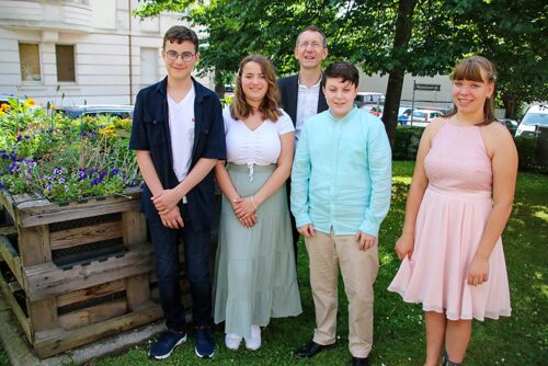 Die Jugendlichen mit Pastor Hans Martin Renno Die Jugendlichen mit Pastor Hans Martin Renno